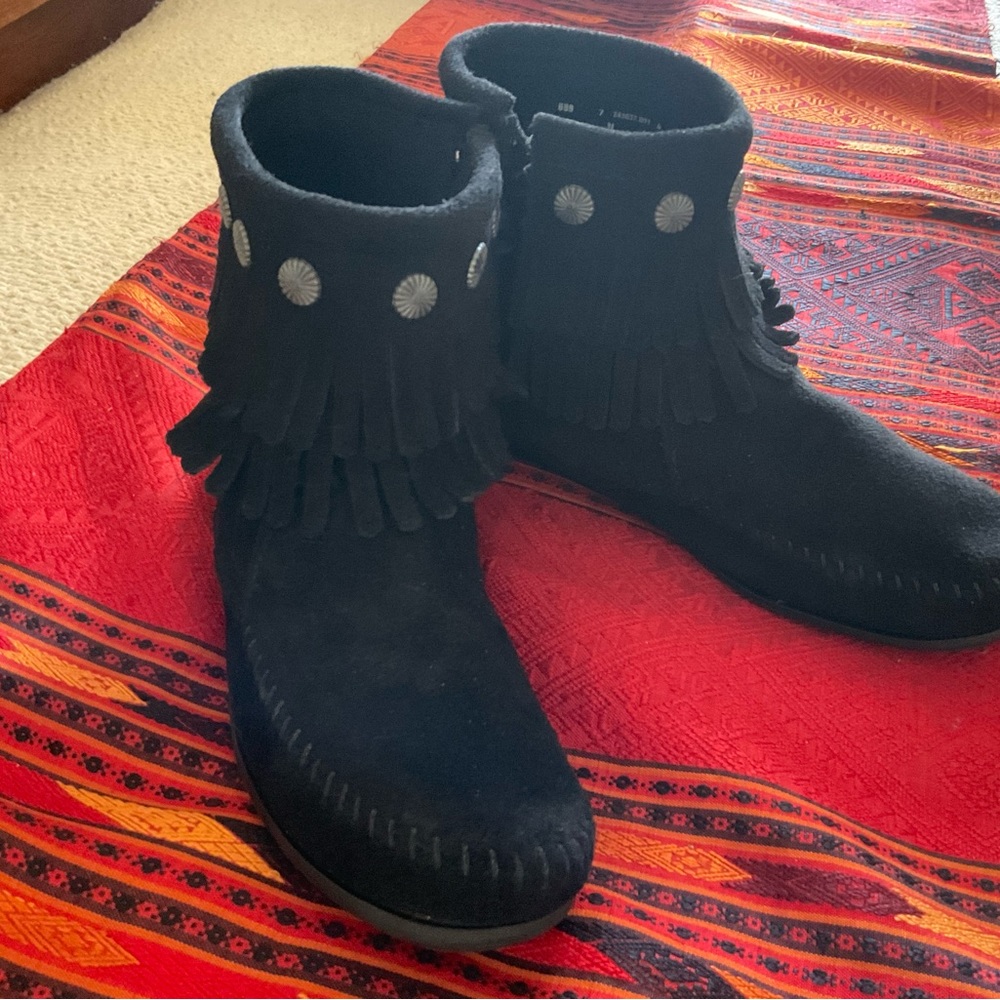 Minnetonka Black Fringe Moccasins size 7